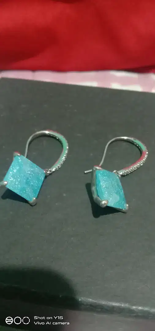 Perhiasa anting  biru langit untuk wanita cantik dan elegan