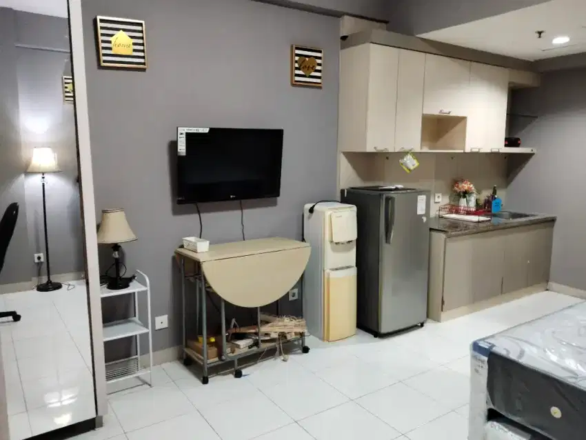 Disewakan Apartemen UC Berkeley Lantai Rendah View Pool