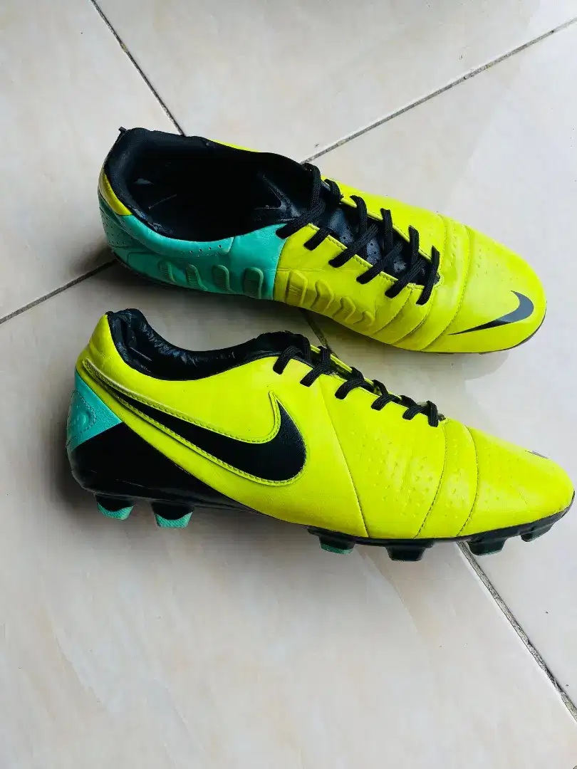 Sepatu Bola Nike CTR 360