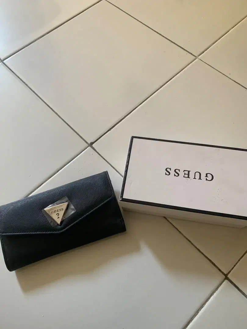 Dompet Guess masih baru