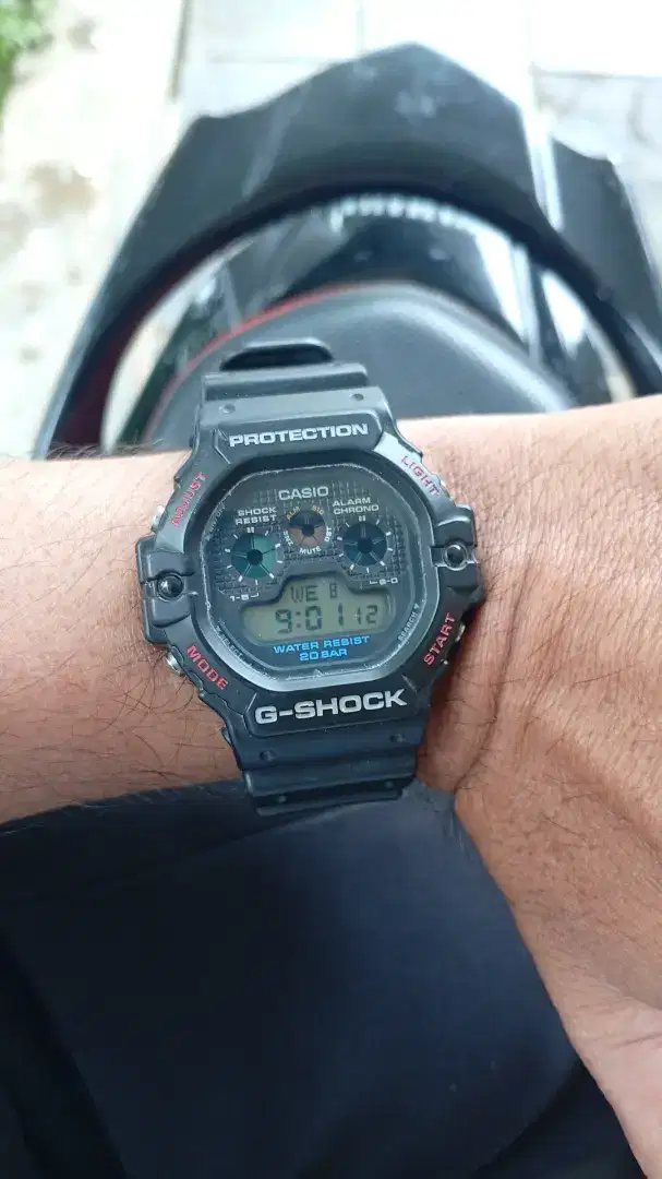 Jual G Shock DW5900 ada box nya. Masih bagus. Minus pemakaian aja.