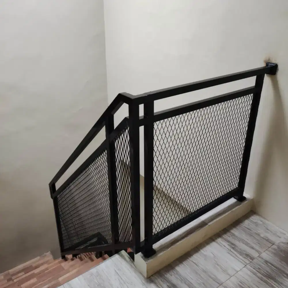 warna hitam Railing tangga expanded minimalis