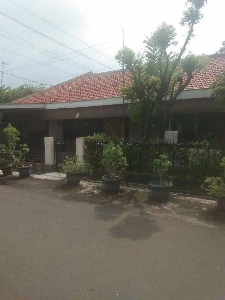 Disewakan Rumah usaha/kantor Rawamangun Jalan Layur Pulo Gadung Jaktim