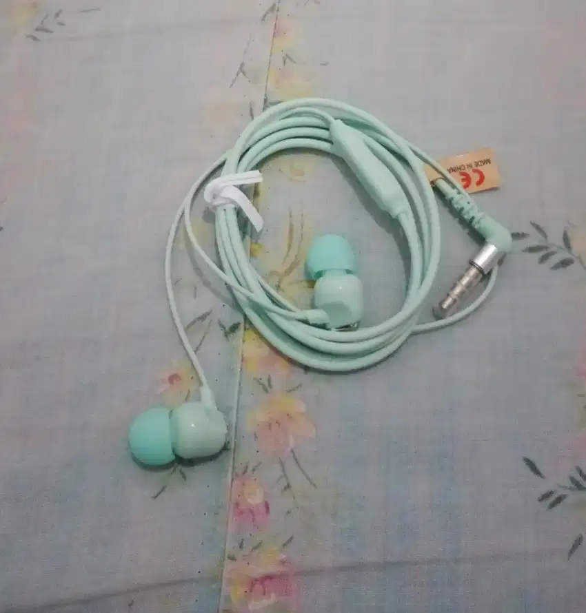 Headset bass dengan kabel