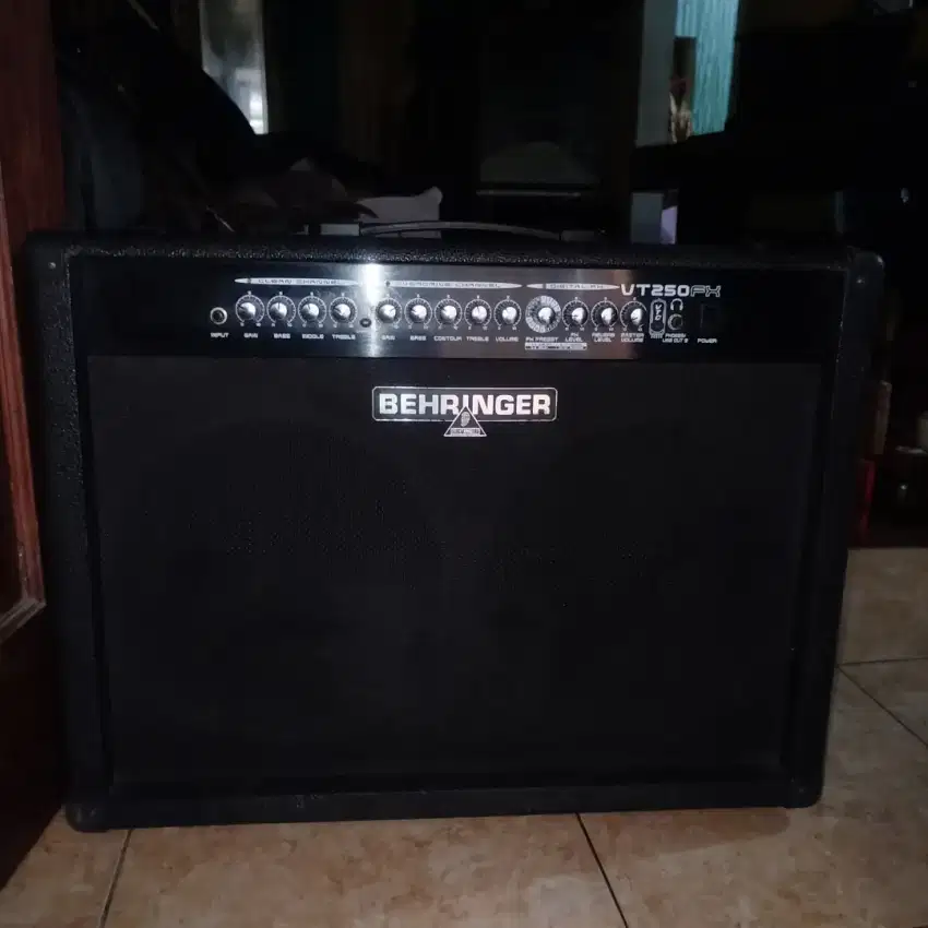 Amplifier Gitar Combo Behringer VT250FX 2 x12 Speaker