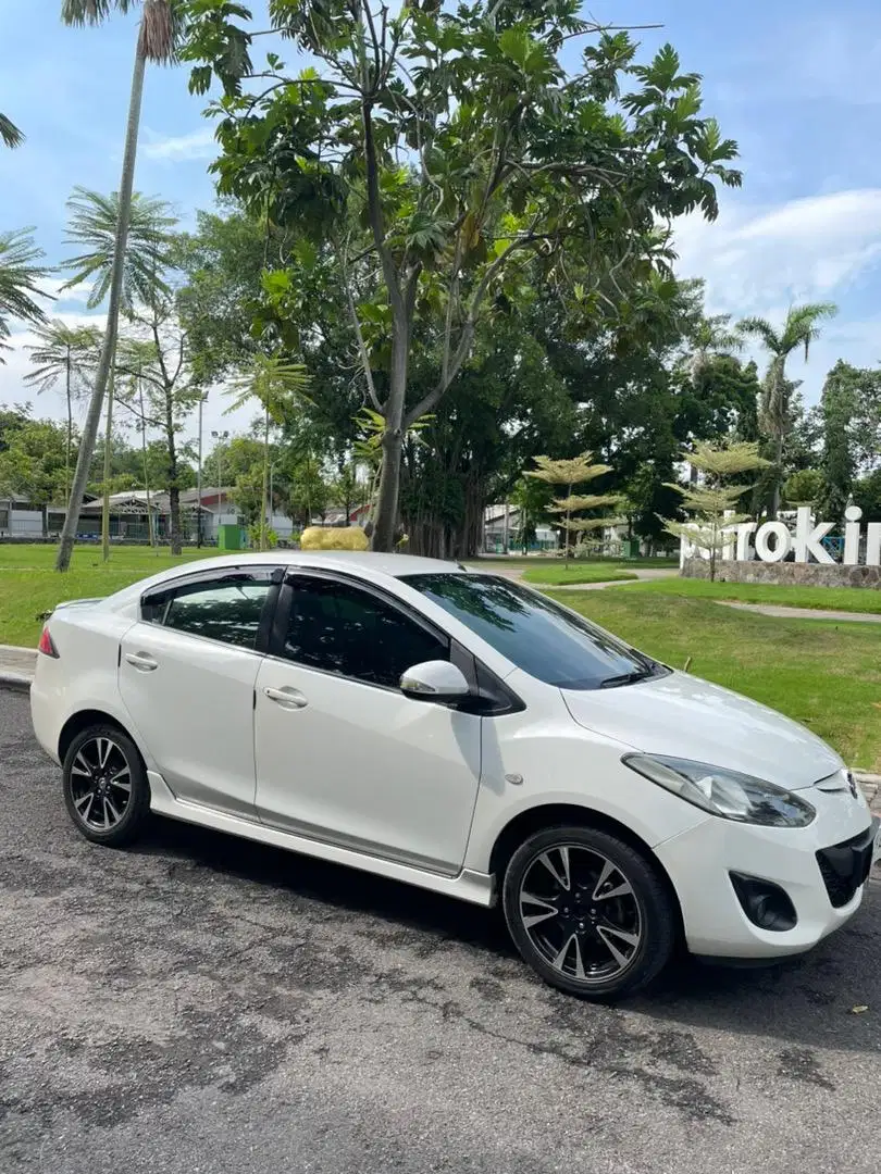 Mazda 2 matic sedan 2011