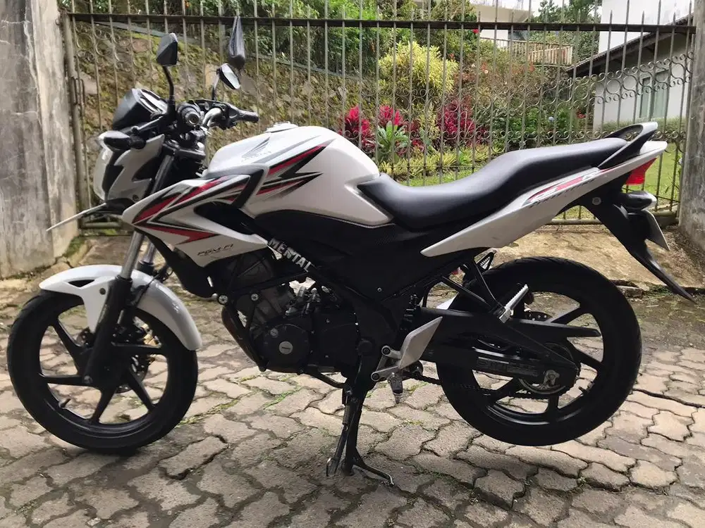 Honda cb 150r tahun 2012 kondisi oke punya