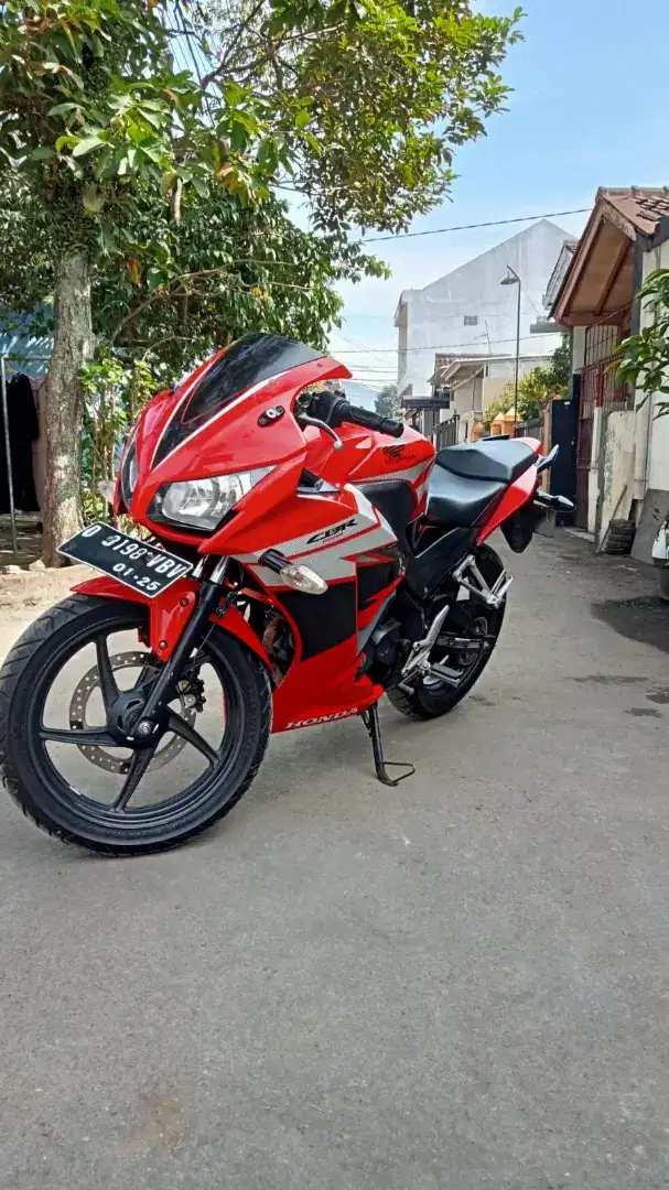 Honda CBR 150R 2015 
• Km sangat rendah masih di 30 RB