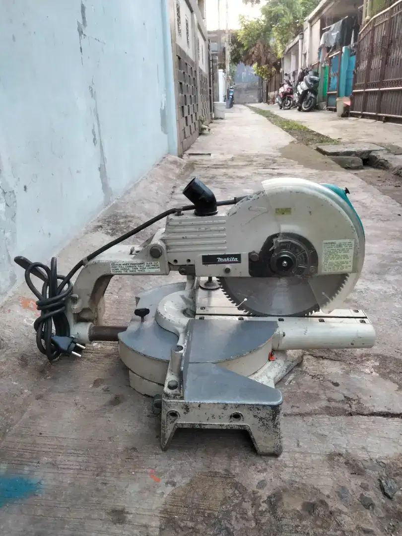 Mittersaw sleding makita