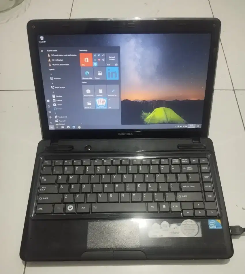 Toshiba core i3 ram 8 hardisk 750 batre 2 jam semua normal