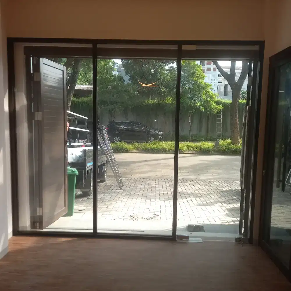Partisi kaca aluminium sekat ruko