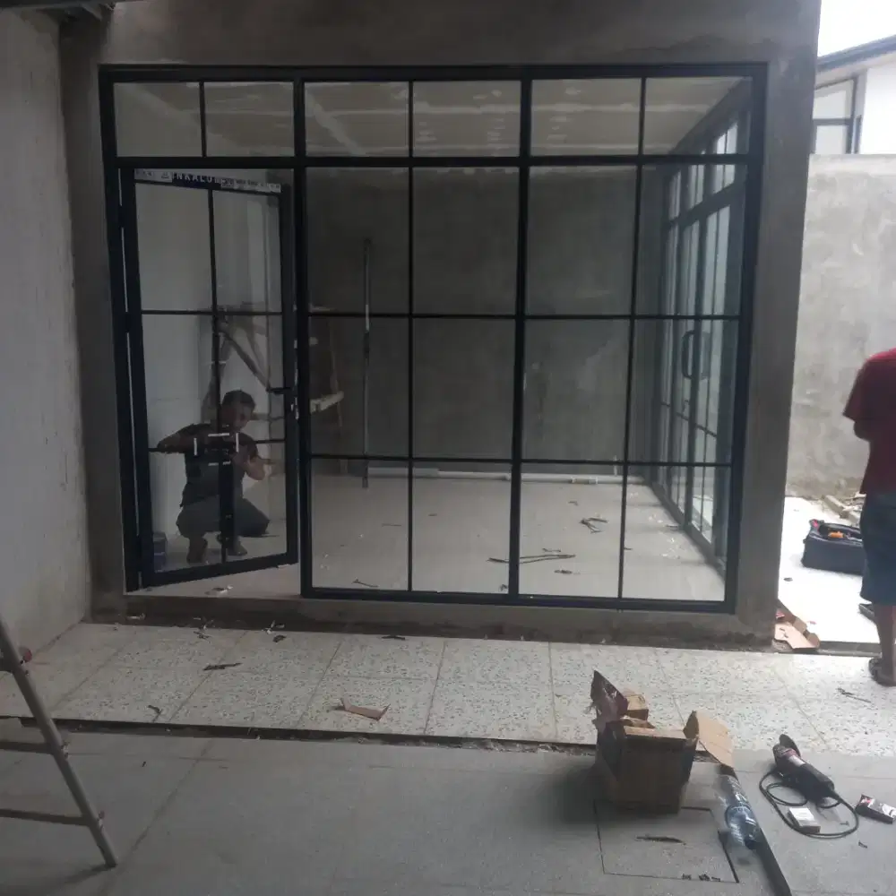 Partisi aluminium kaca model ornamen