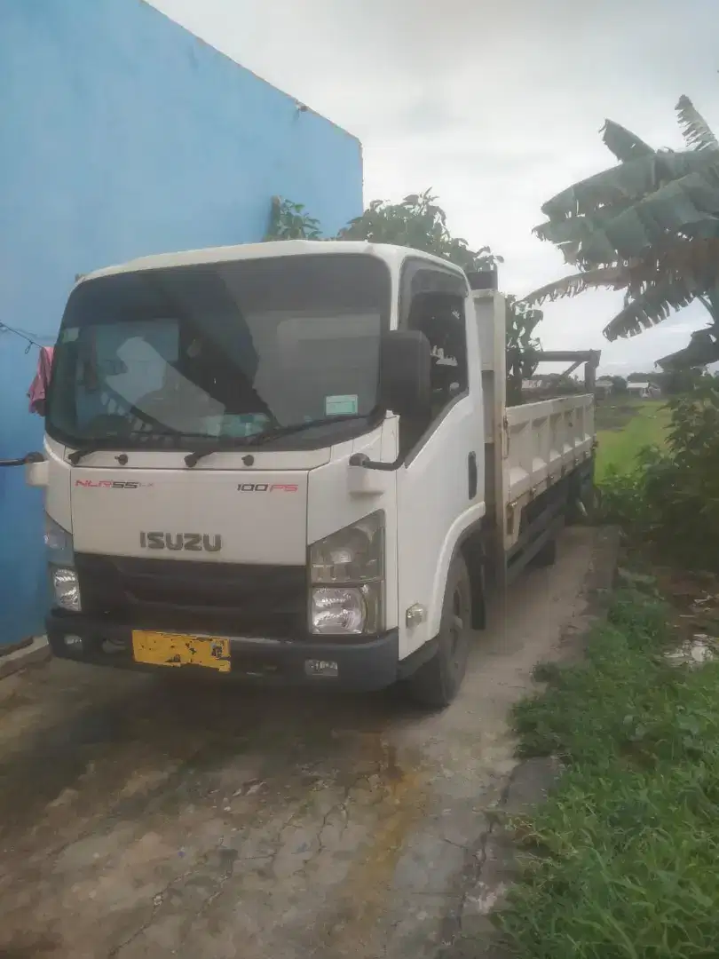 Truk Isuzu NLR 55 TLX plat kuning kilometer rendah