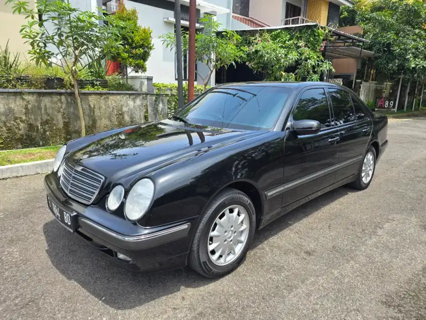 Mercedez E260 Tahun 2002 / ISTIMEWA