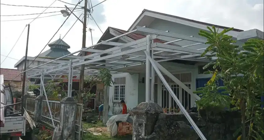 Rangka atap kanopi teras terpasang