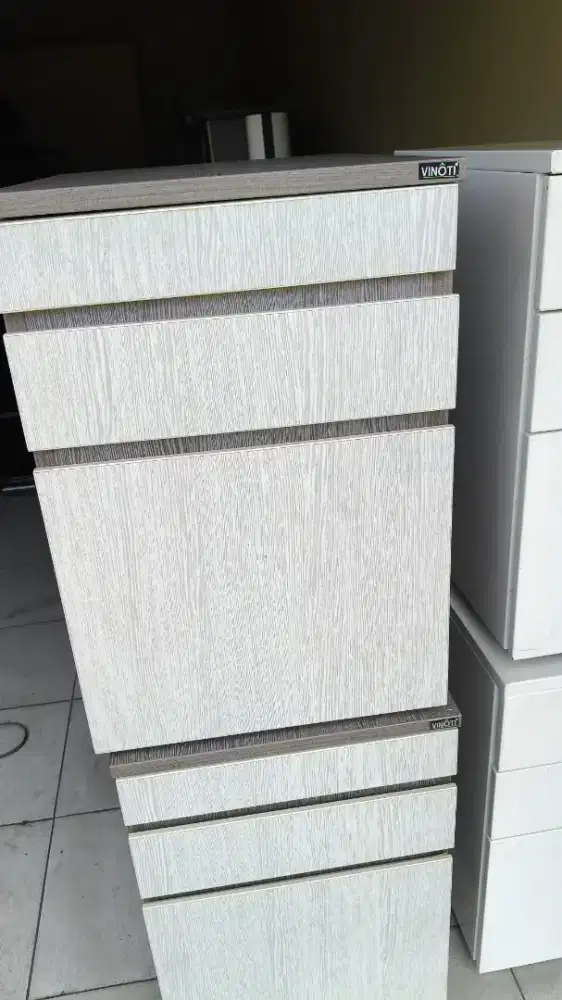 Nakas 3 laci merk Vinoti