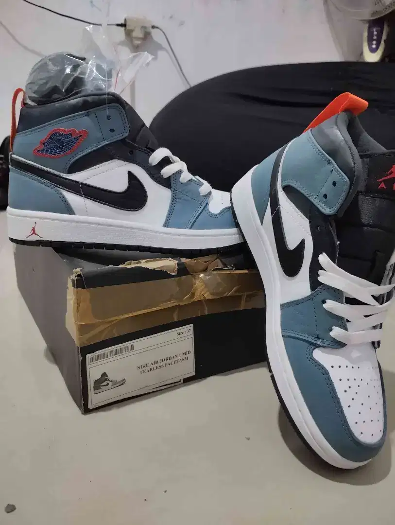 Sepatau Air Jordan 1 Mid