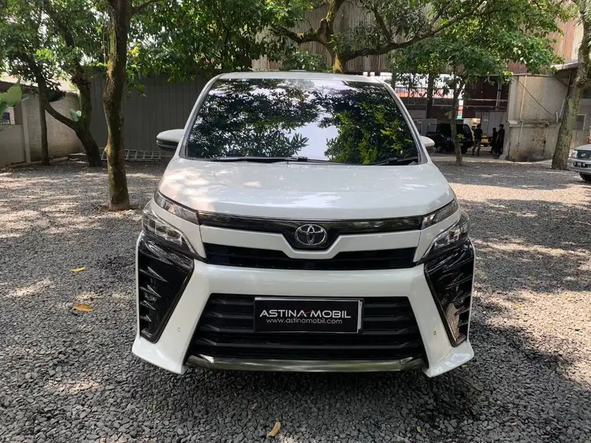 TOYOTA VOXY 2.0 AT 2019