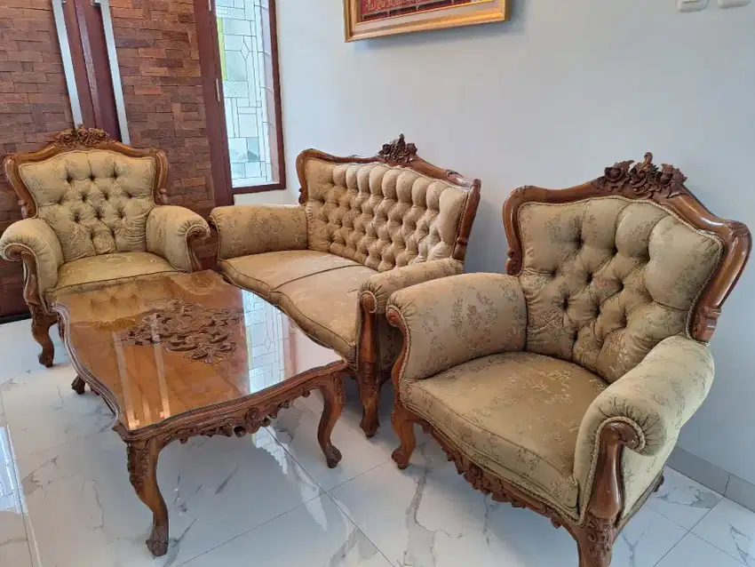 Sofa set dengan meja ukiran