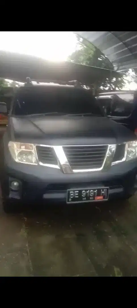 Nissan Navara 4x4  solar 2,5 manual hitam