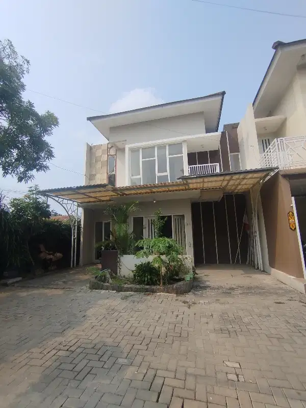 rumah 2 lantai lokasi strategis dekat kota Madiun di crown mansion