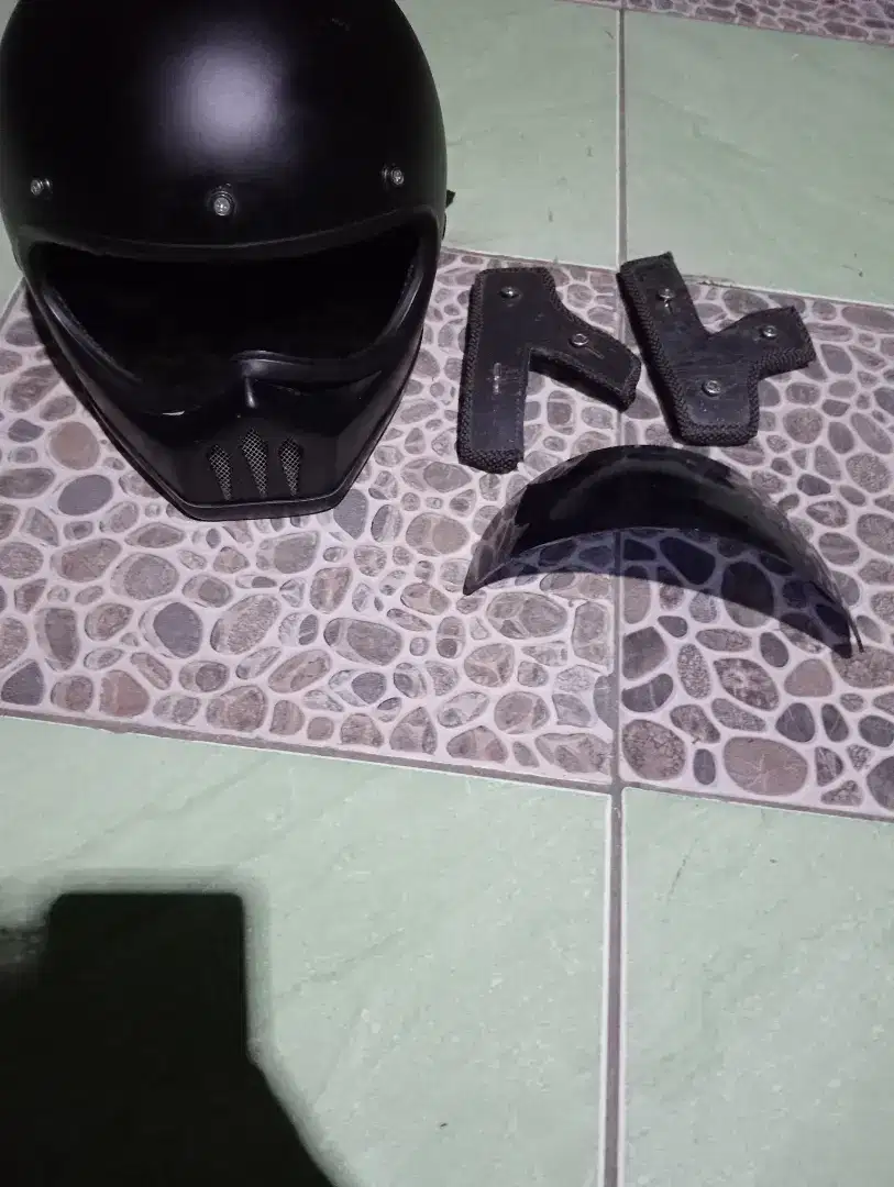 Helm custom warna hitam