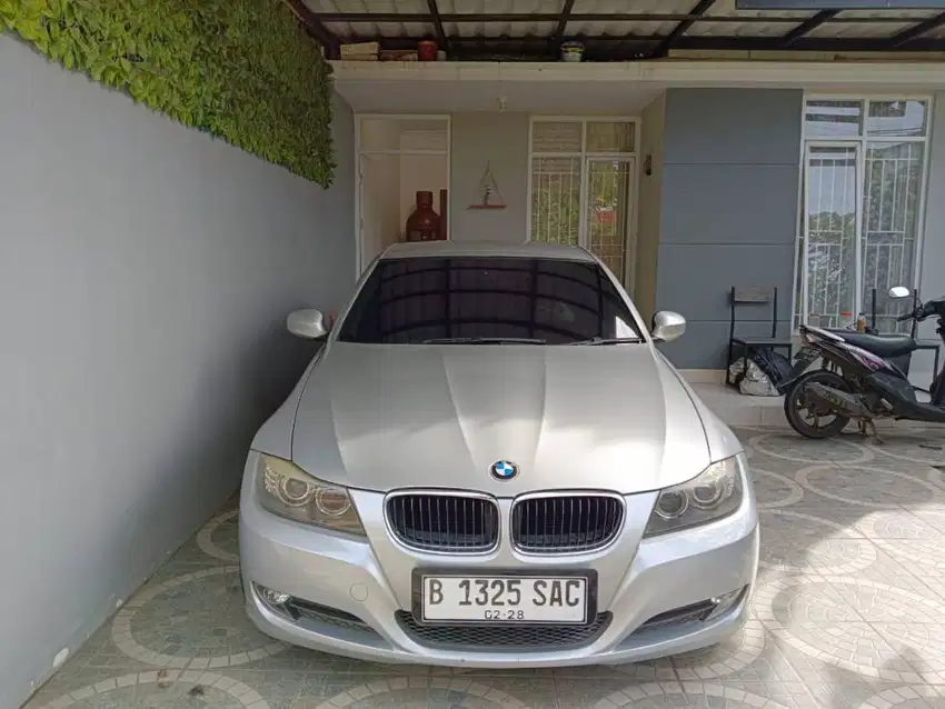 Dijual BMW e90 LCI Executive I-Drive 320i Silver NIK 2009/2010