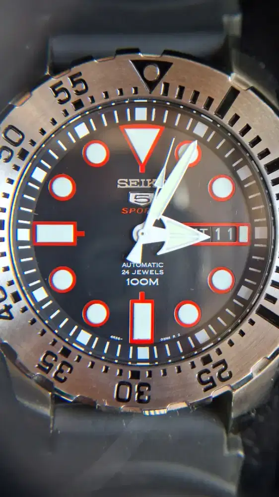 SEIKO 5 SRP601K2 - BABY MONSTER RED FANG