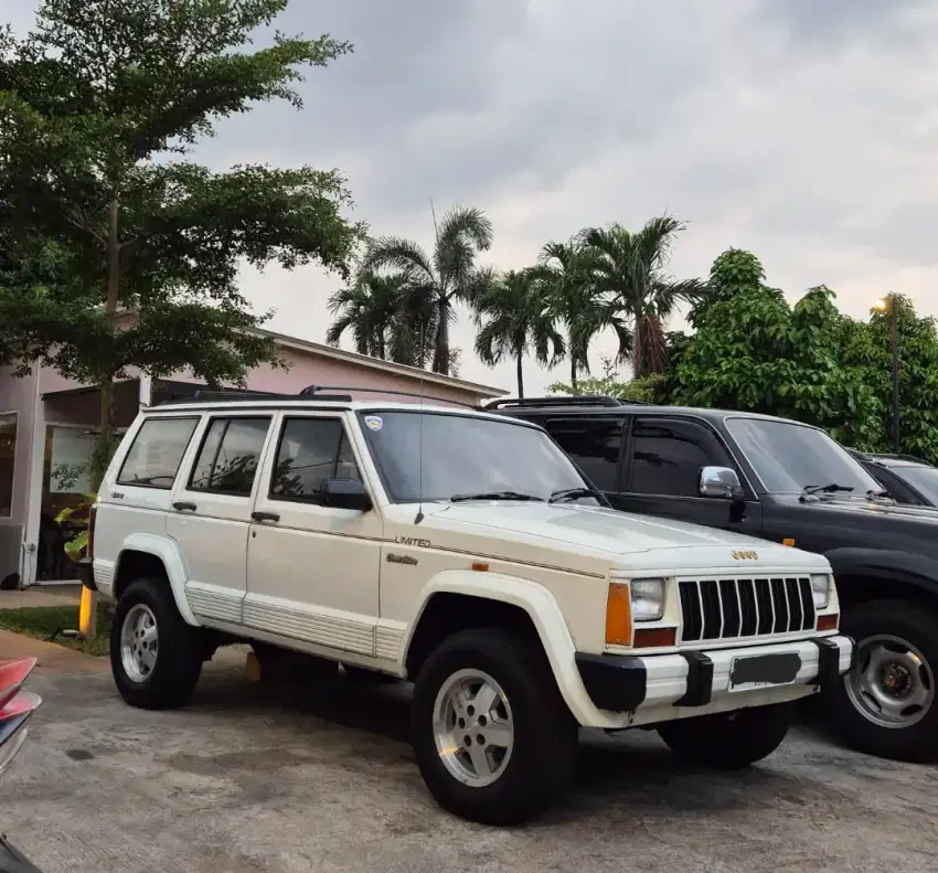 JEEP CHEROKEE XJ 4X4 PUTIH TH 1994