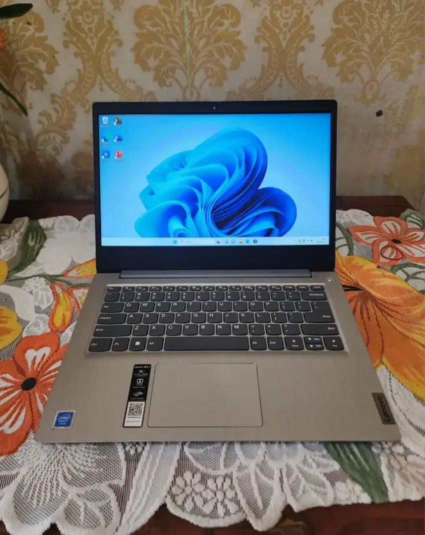 Laptop Lenovo IdeaPad Ram 4 gb Ssd 256 gb Normal siap pakai