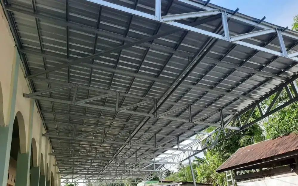 Kanopi terpasang rangka baja ringan