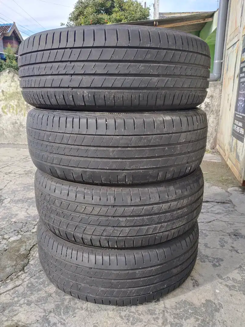 Ban DUNLOP SP SPORT LM705
ukuran 215/60 R17 90%