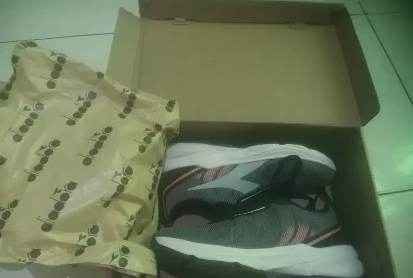 Sepatu jogging Diadora