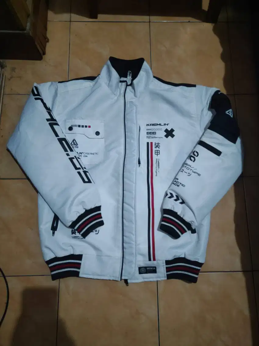 Kremlin Space Nova size L