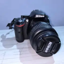 Nikon D5200 & lensa kit 18-55 mm second bekas mulus layar no vignette