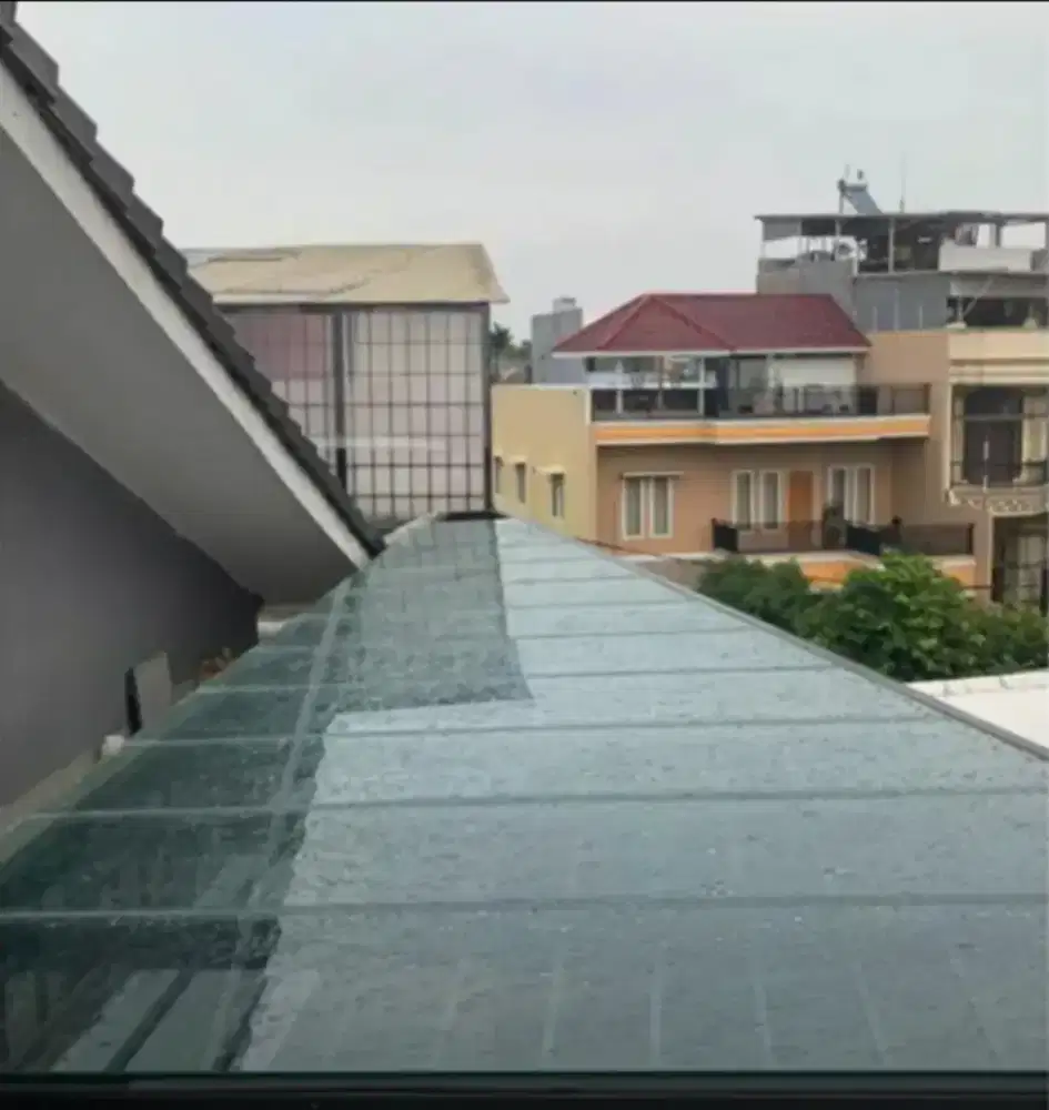 Kanopi atap kaca minimalist