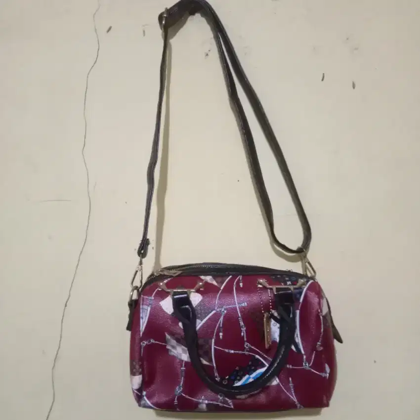 PRELOVED TAS SLEMPANG KULIT SINTETIS MAROON BERMOTIF