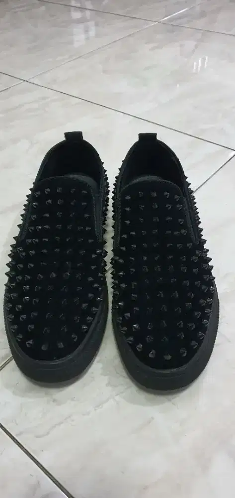 Sepatu fashion warna hitam