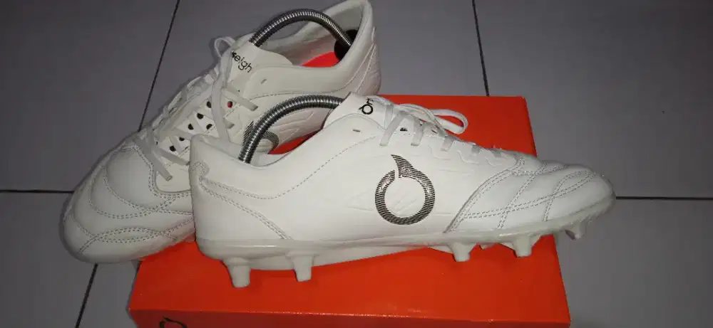 SEPATU BOLA ORTUSEIGHT FORTE SAVAGE V3 FG (WHITE) UK 43.