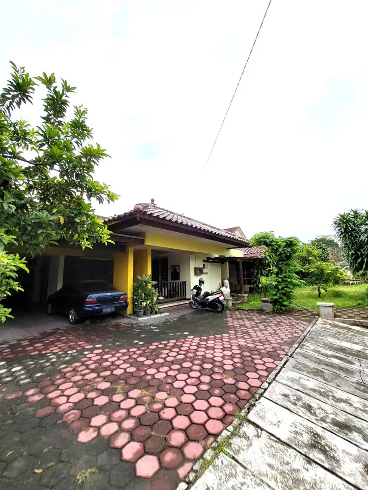 Rumah Klasik Halaman Luas dekat Kampus UGM dan Jalan Kaliurang