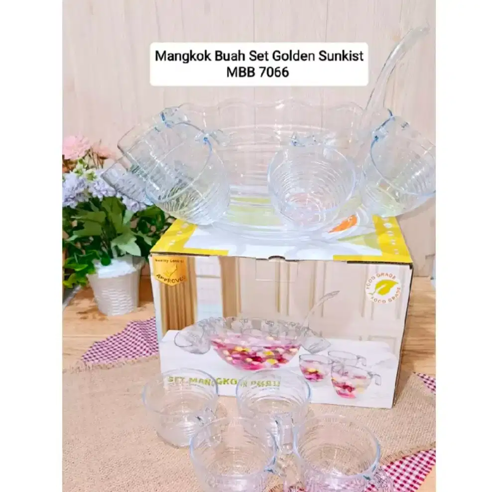 Tempat es buah lengkap dengan gelasnya