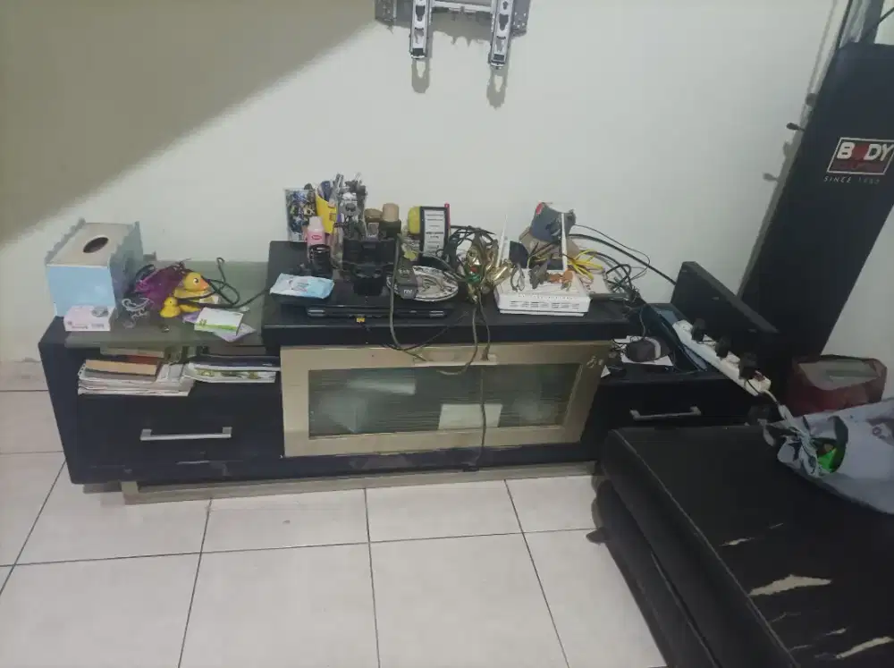 Meja televisi model minimalis