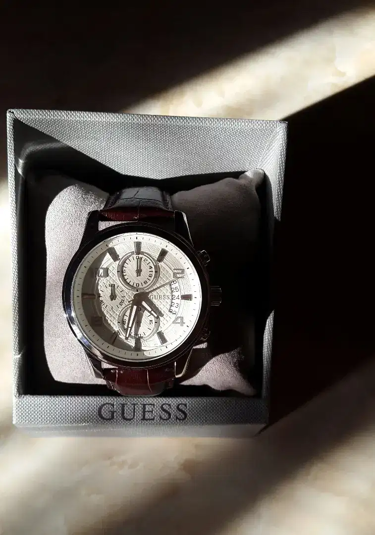 Dijual jam tangan merek Guess, masih terawat, jarang dipake