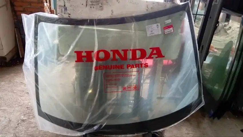 Kaca depan mobillio ori honda