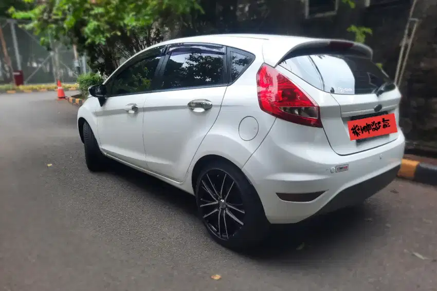 FORD FIESTA 1.4 M/T 2011 ATAS NAMA SENDIRI