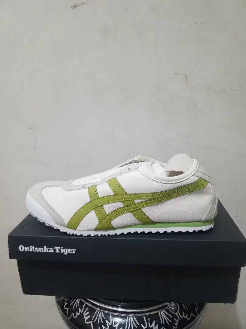 Di jual sepatu onitsuka tiger slip on size 43 original harga 380.000