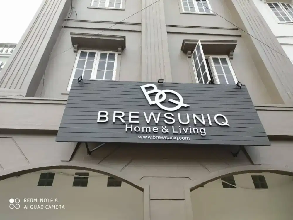 Neon box, Plank merek toko