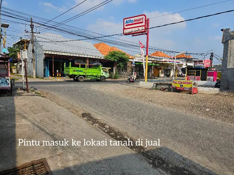 Tanah nol jalan poros dekat jalan raya