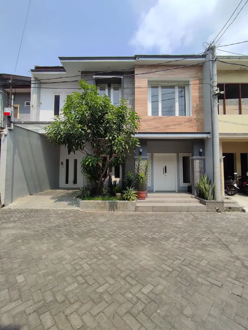 Disewakan Rumah 2 Lantai di perumahan One Gate Solo Baru