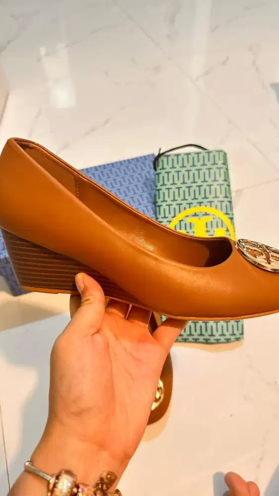 Sepatu torry warna cokelat